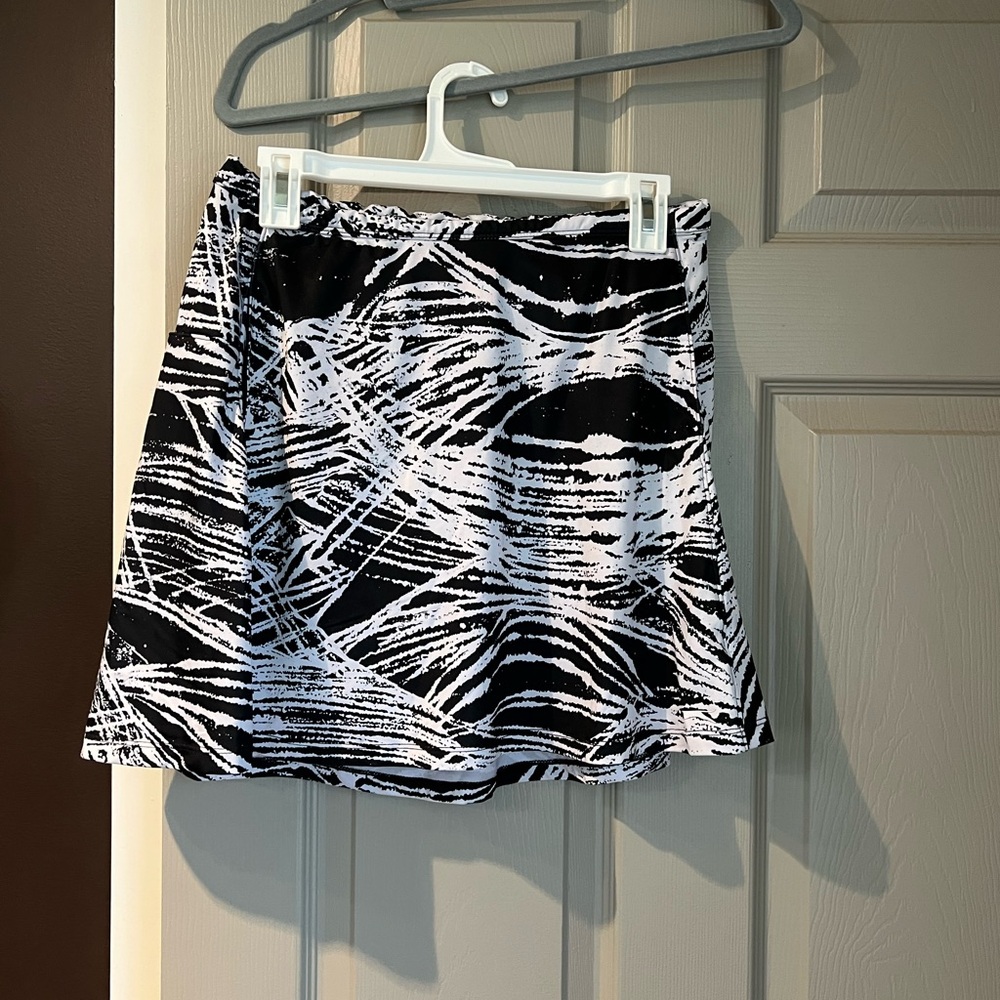 Slazenger golf skort. Built in shorts. Pockets in front and back. Size M.